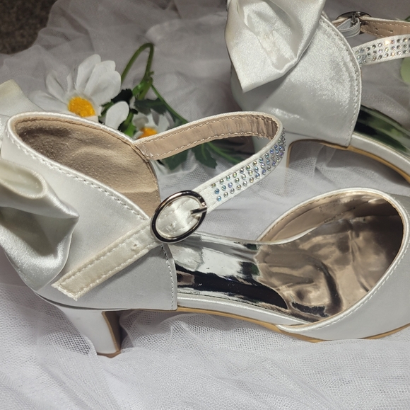 2/$30 BADGLEY & MISCHKA KIDS SHOES SIZE 4 Worn once... - Picture 9 of 15